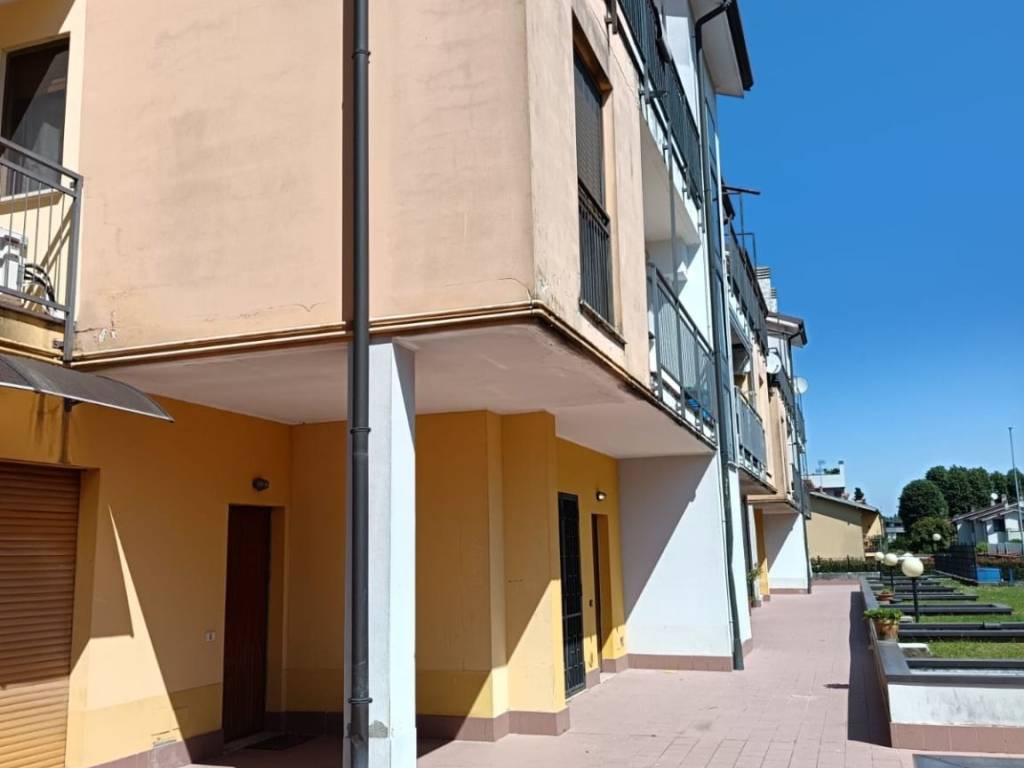 appartamento in vendita a Mediglia in zona Mombretto