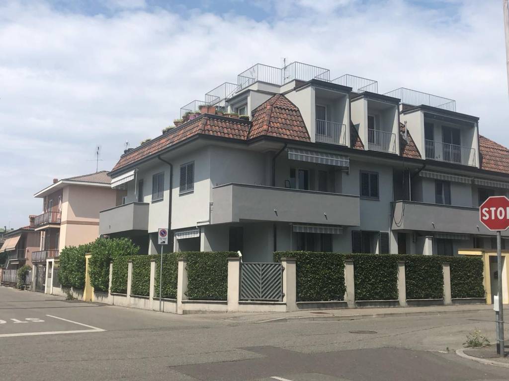 appartamento in vendita a Mediglia in zona Mombretto