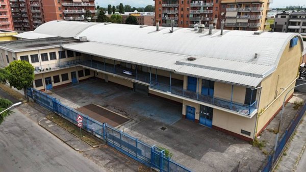 locale commerciale in vendita a Mediglia in zona Mombretto