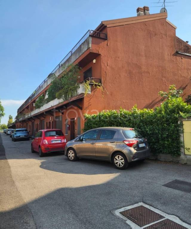 casa indipendente in vendita a Mediglia in zona Mombretto
