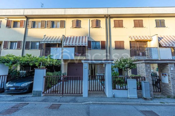 casa indipendente in vendita a Mediglia in zona Mombretto