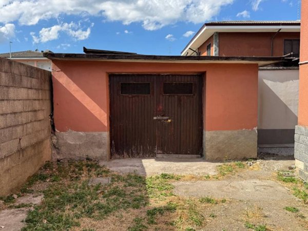 locale di sgombero in vendita a Mediglia in zona Vigliano