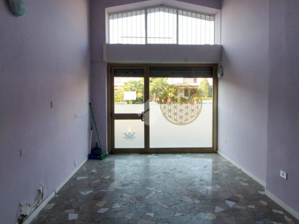 negozio in vendita a Mediglia in zona Mombretto