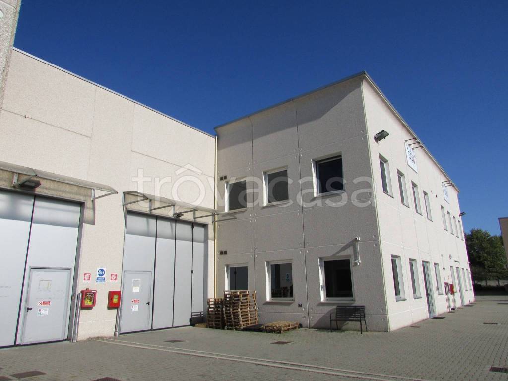 locale commerciale in vendita a Mediglia in zona Mombretto