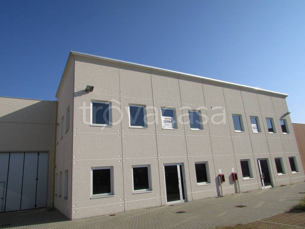 locale commerciale in vendita a Mediglia in zona Mombretto