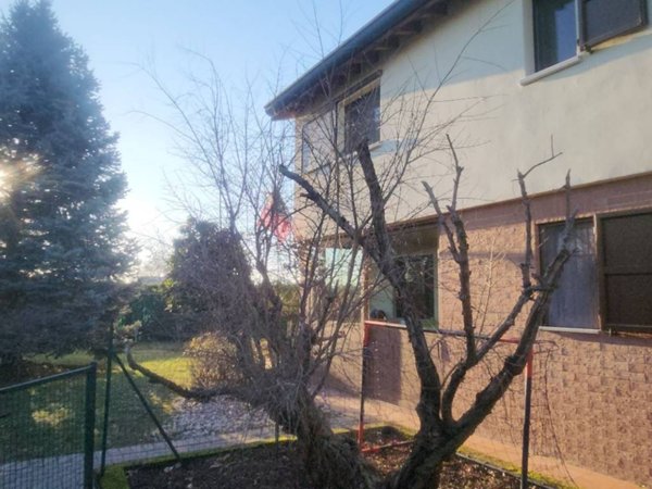 casa indipendente in vendita a Mediglia in zona Vigliano