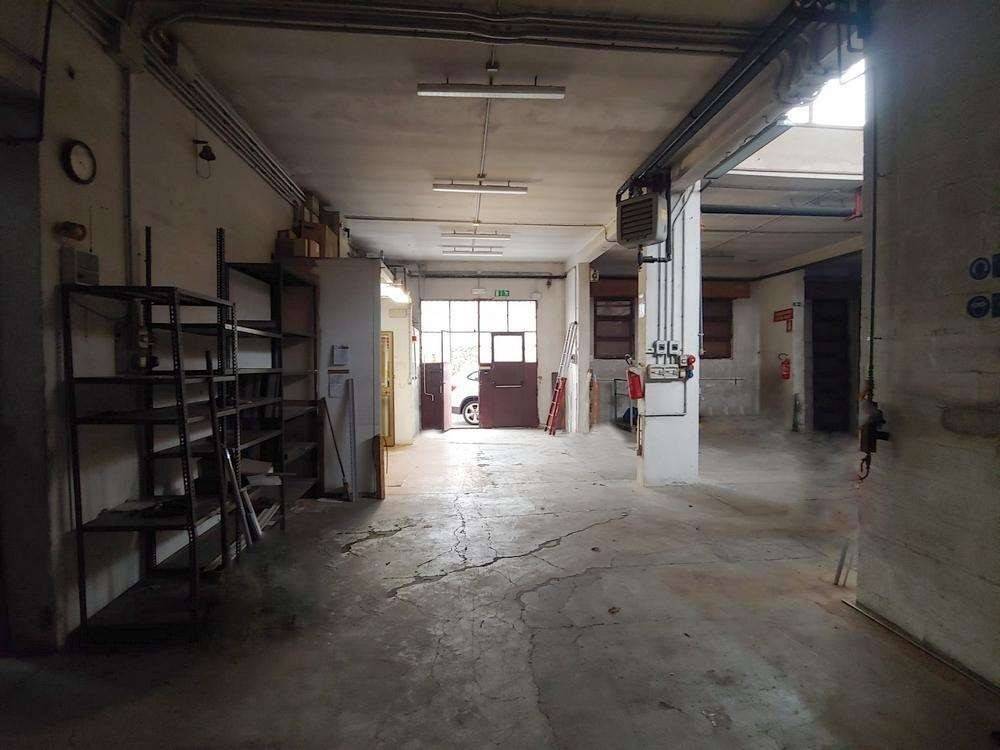 locale commerciale in vendita a Mediglia in zona Triginto