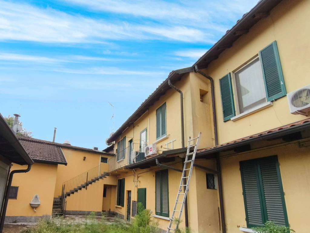 appartamento in vendita a Mediglia in zona Bustighera