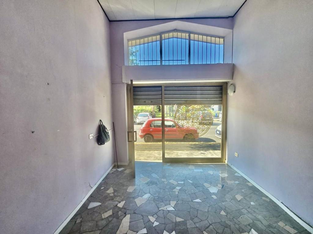 negozio in vendita a Mediglia in zona Mombretto