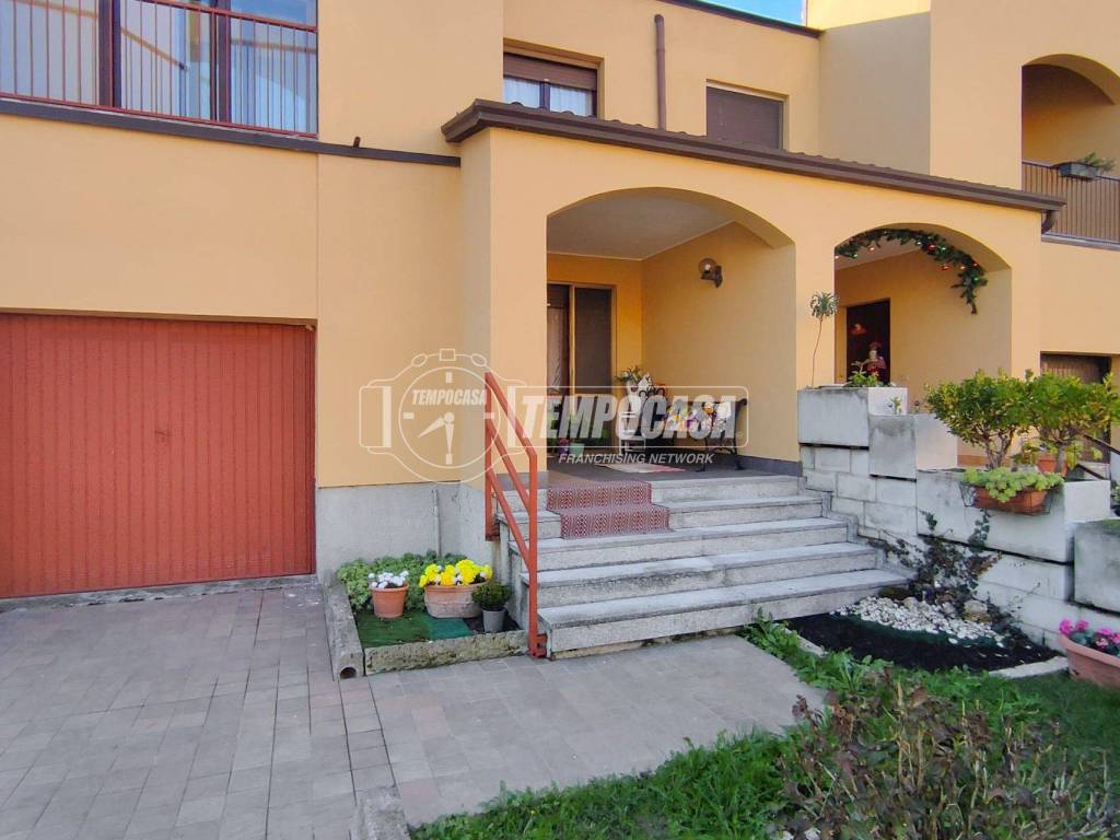 casa indipendente in vendita a Mediglia in zona Mombretto