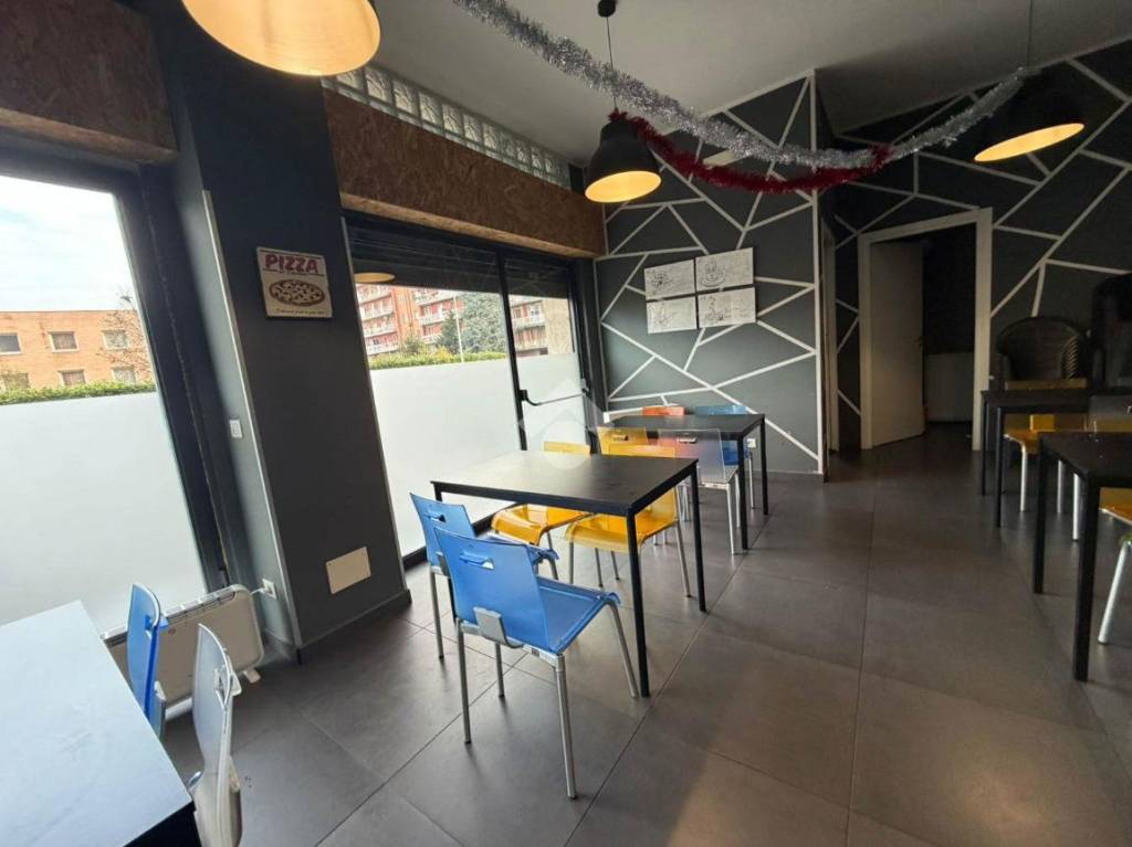 negozio in vendita a Mediglia in zona Mombretto