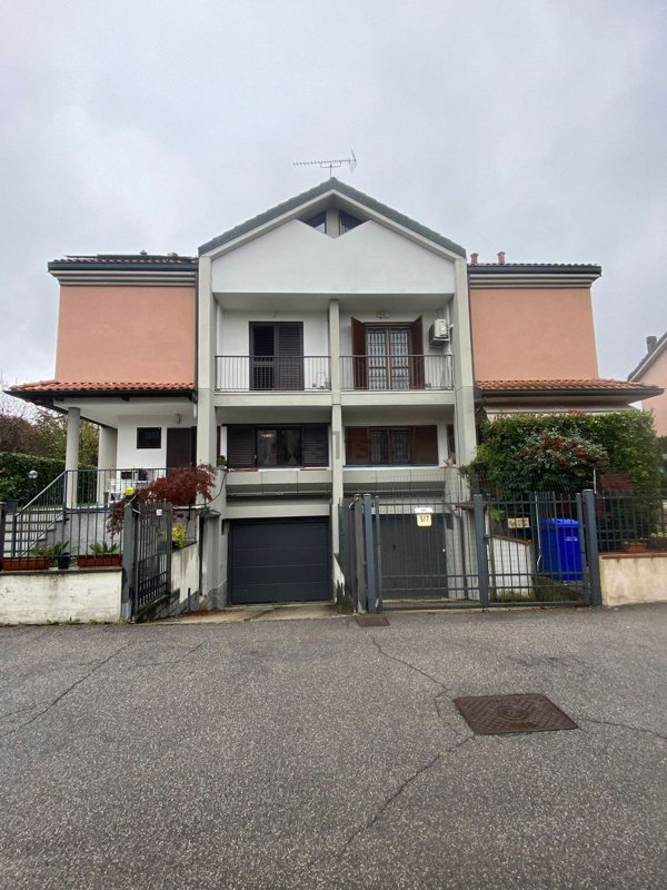 casa indipendente in vendita a Mediglia in zona Robbiano