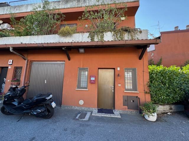 casa indipendente in vendita a Mediglia in zona Mombretto