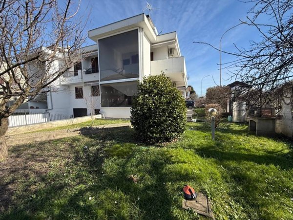 appartamento in vendita a Mediglia in zona Mombretto