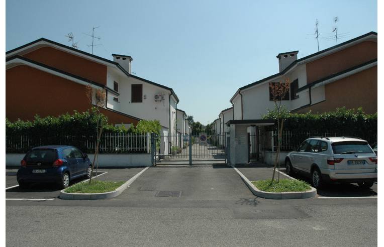 casa indipendente in vendita a Mediglia in zona Mombretto