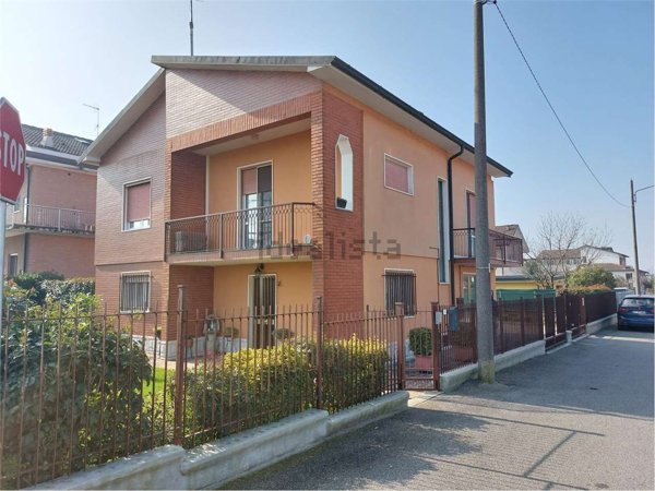 casa indipendente in vendita a Mediglia