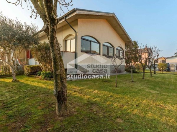 casa indipendente in vendita a Mediglia in zona Mombretto