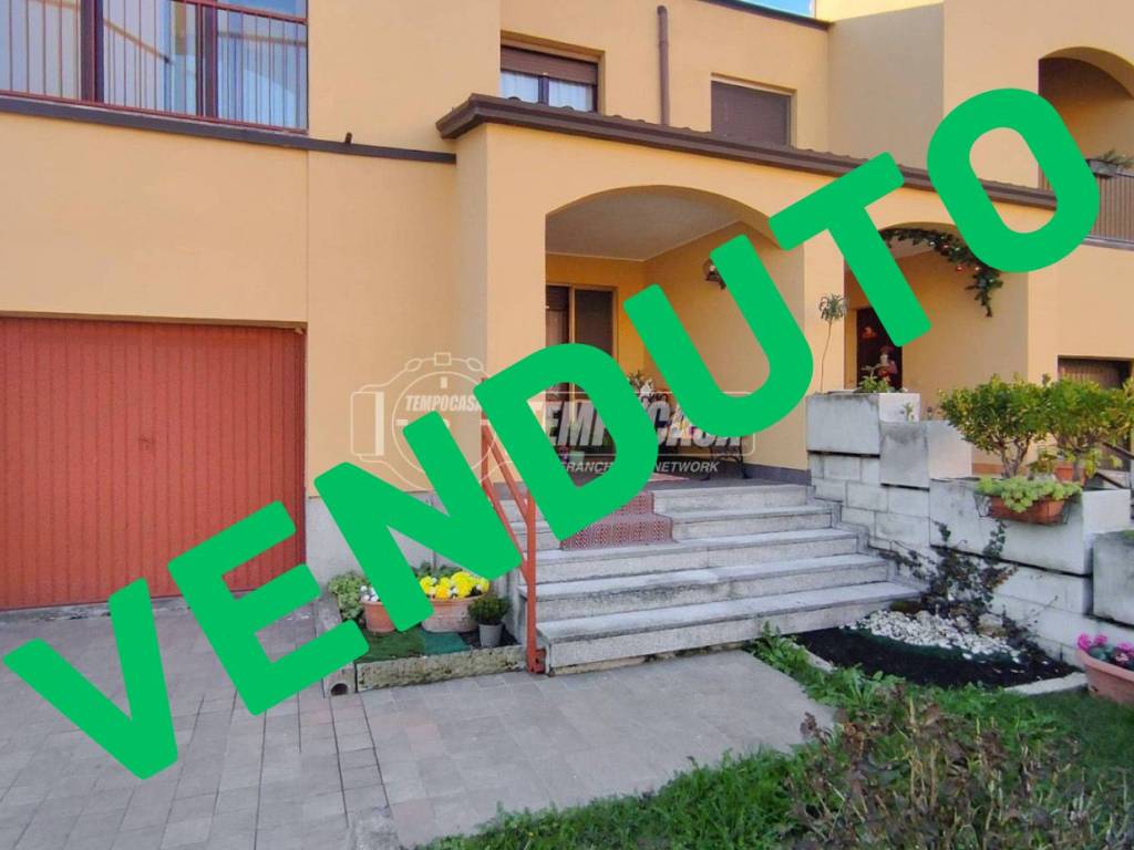 casa indipendente in vendita a Mediglia in zona Mombretto