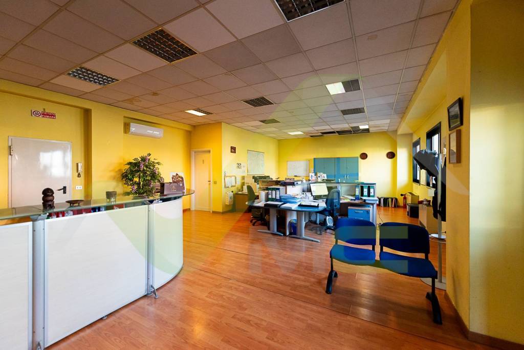 locale commerciale in vendita a Mediglia in zona Mombretto