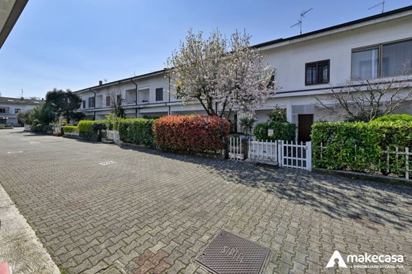 casa indipendente in vendita a Mediglia in zona Mombretto