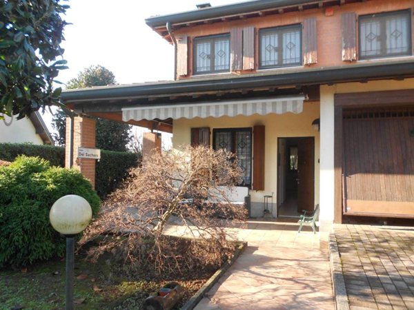 casa indipendente in vendita a Mediglia in zona Bettolino