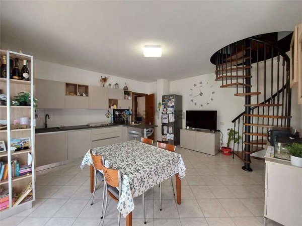 appartamento in vendita a Mediglia in zona Mombretto