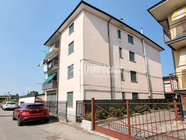 appartamento in vendita a Mediglia in zona Mombretto