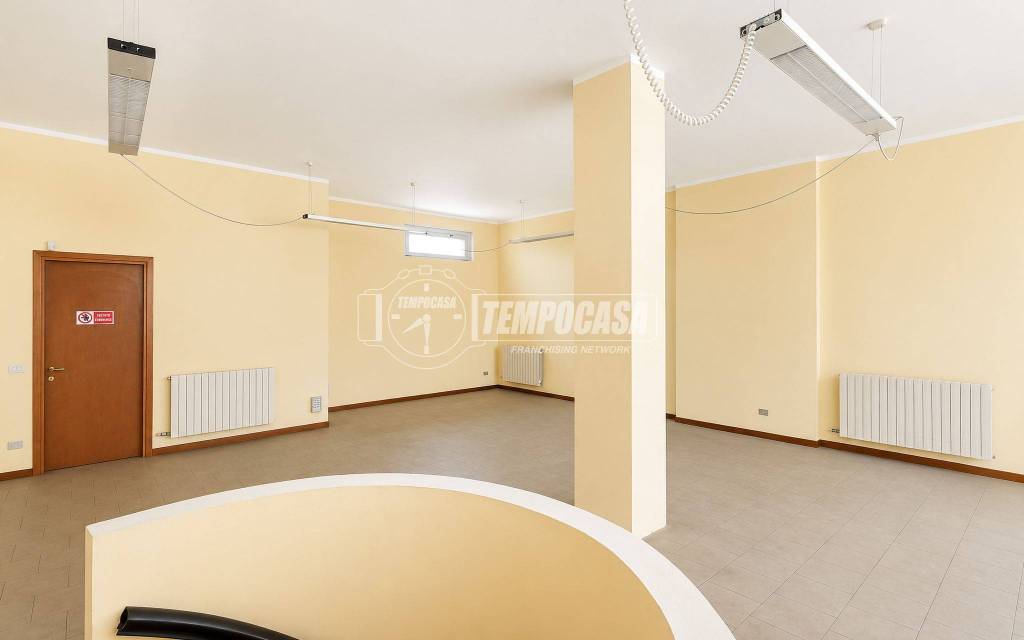 locale commerciale in vendita a Mediglia in zona Mombretto