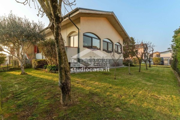 casa indipendente in vendita a Mediglia in zona Mombretto