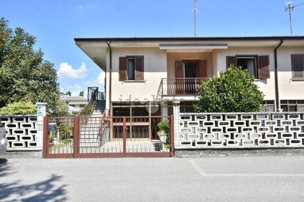 casa indipendente in vendita a Mediglia in zona Vigliano