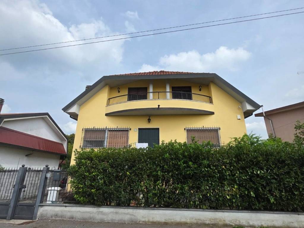 casa indipendente in vendita a Mediglia in zona Mombretto