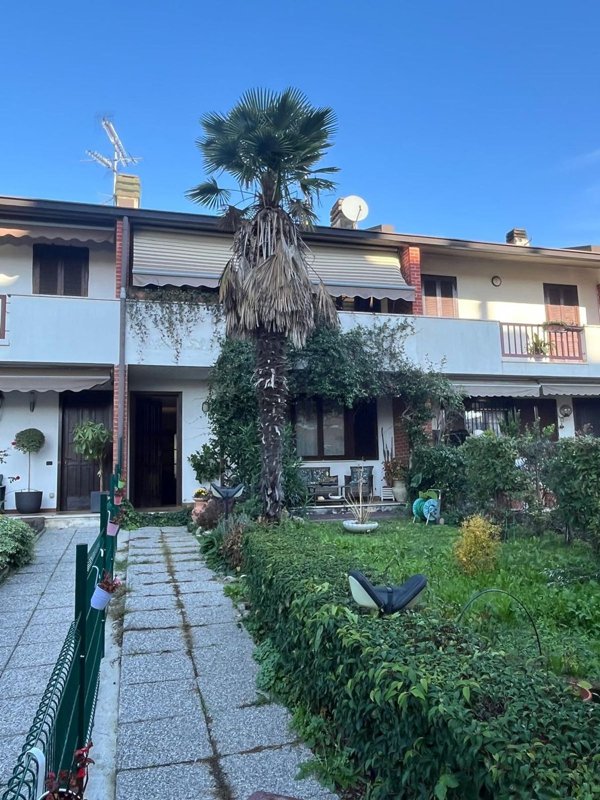 casa indipendente in vendita a Mediglia in zona Mombretto