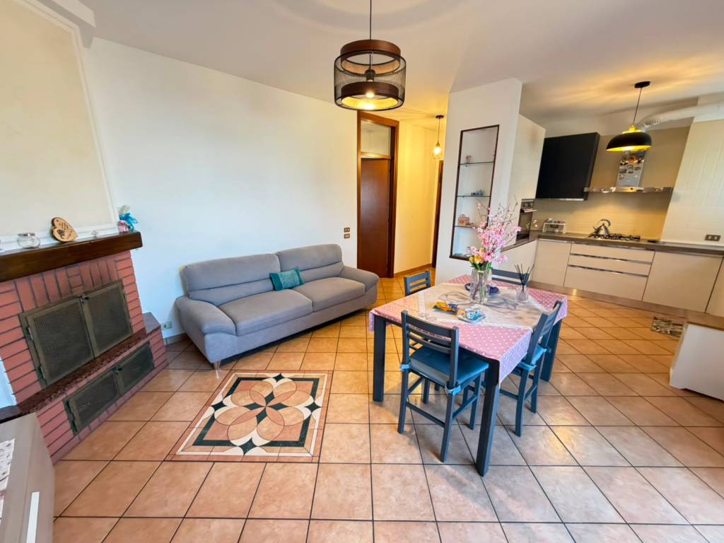 appartamento in vendita a Mediglia in zona Mombretto