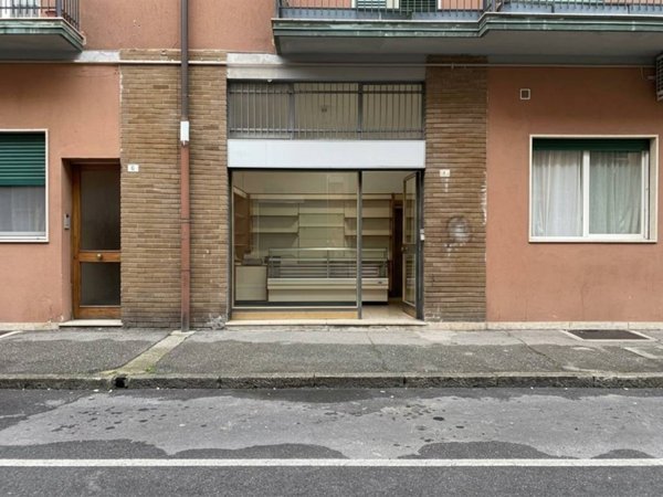 locale commerciale in vendita a Mediglia in zona Robbiano