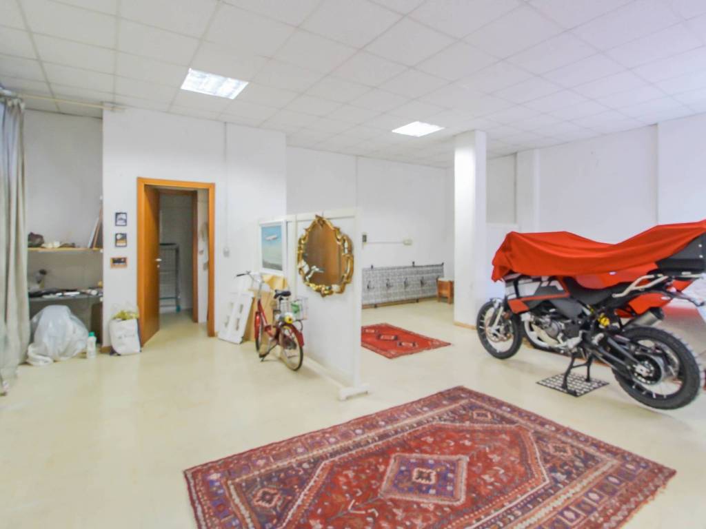 locale commerciale in vendita a Melegnano