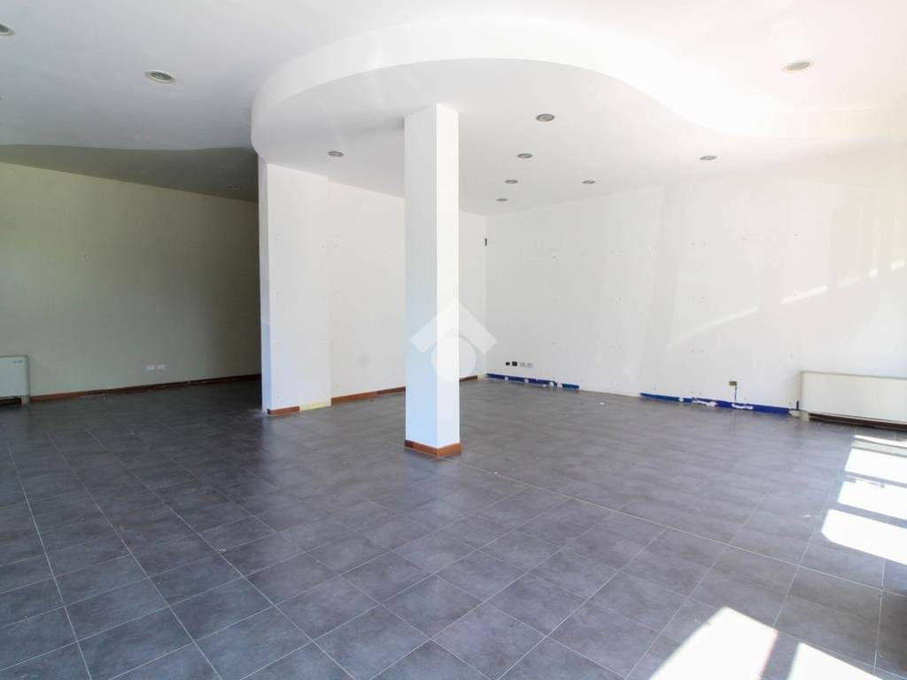 negozio in vendita a Melegnano