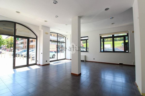 negozio in vendita a Melegnano