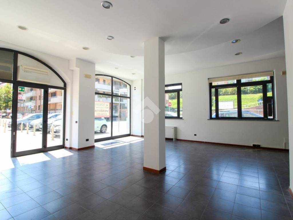 negozio in vendita a Melegnano