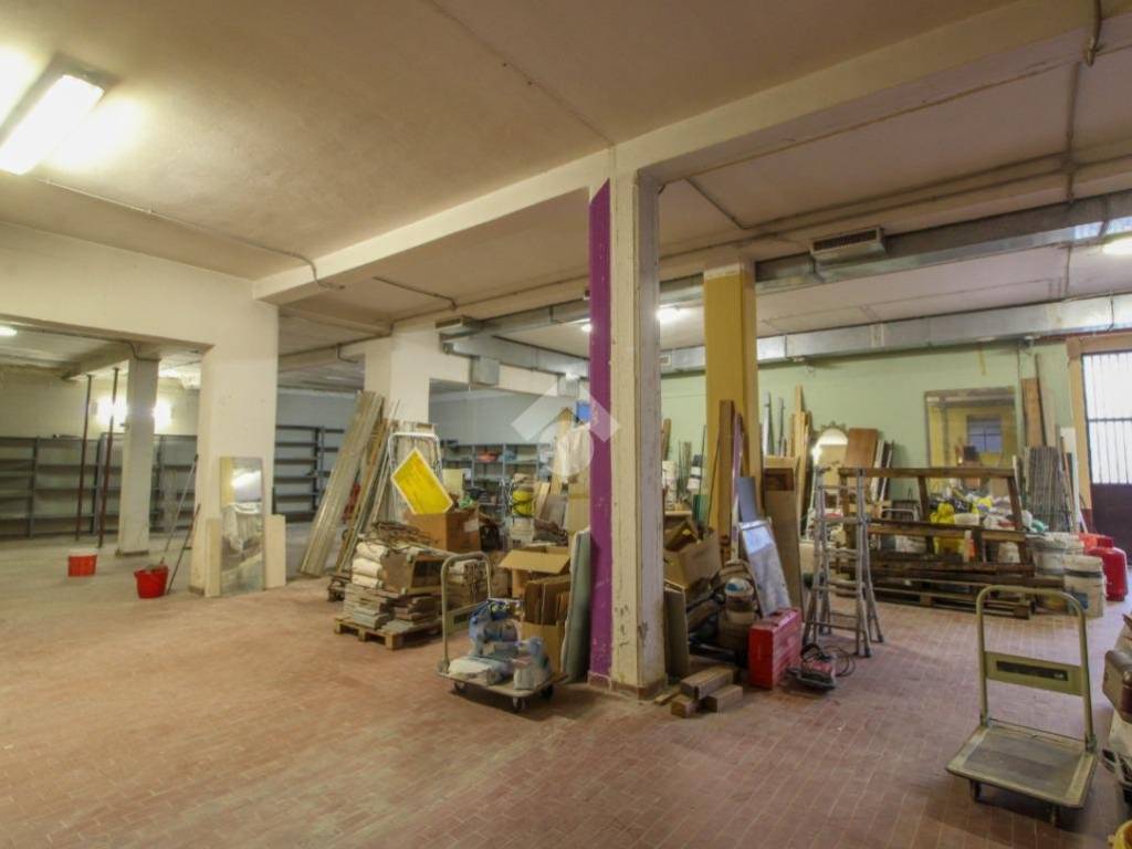 negozio in vendita a Melegnano
