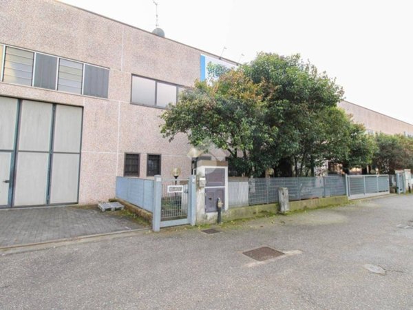 locale commerciale in vendita a Melegnano