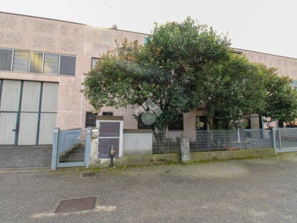 locale commerciale in vendita a Melegnano