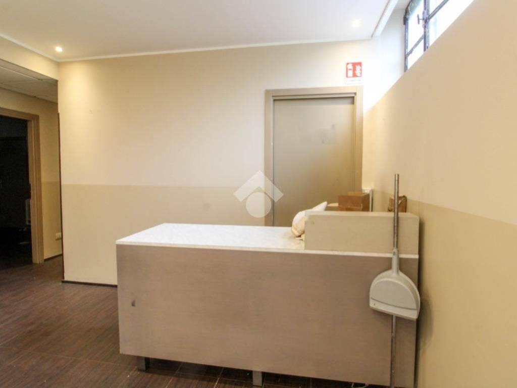 negozio in vendita a Melegnano