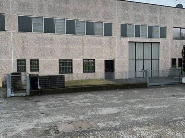 locale commerciale in vendita a Melegnano