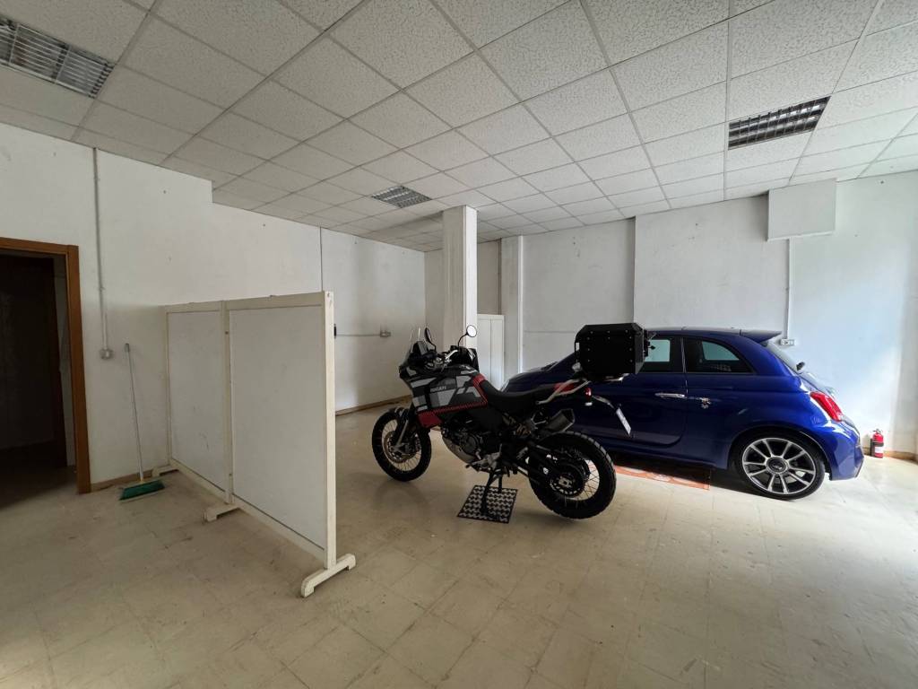 locale commerciale in vendita a Melegnano