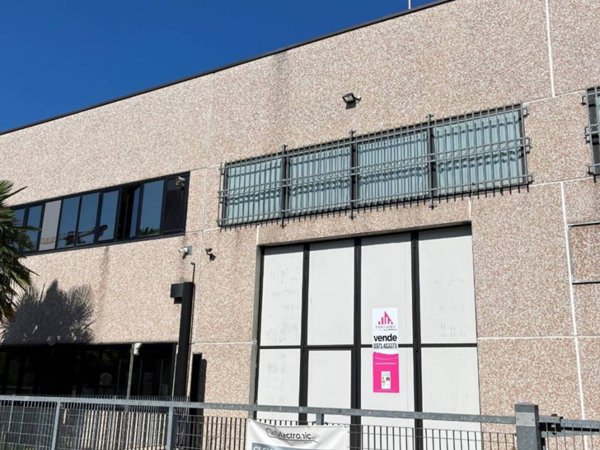 locale commerciale in vendita a Melegnano