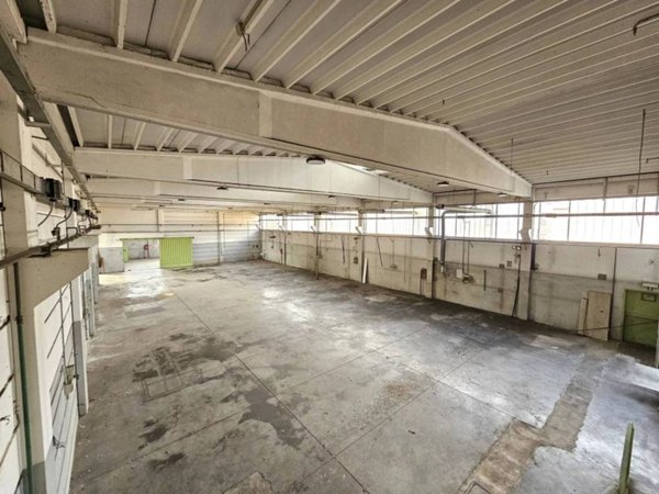 locale commerciale in vendita a Melegnano