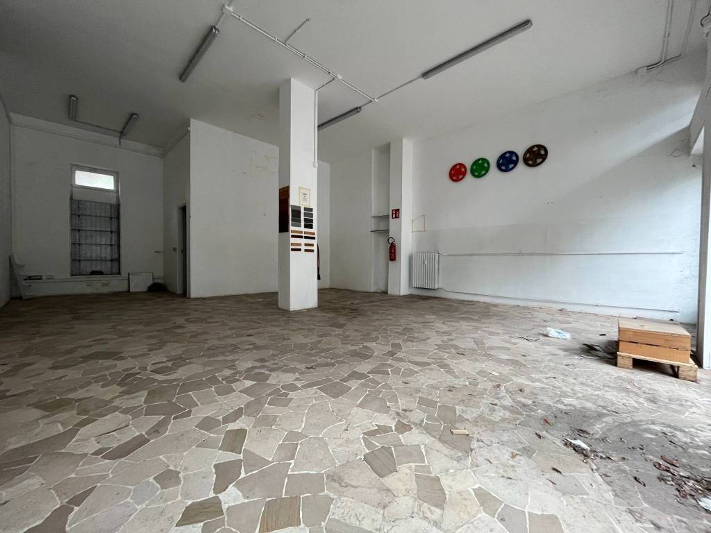 negozio in vendita a Melegnano