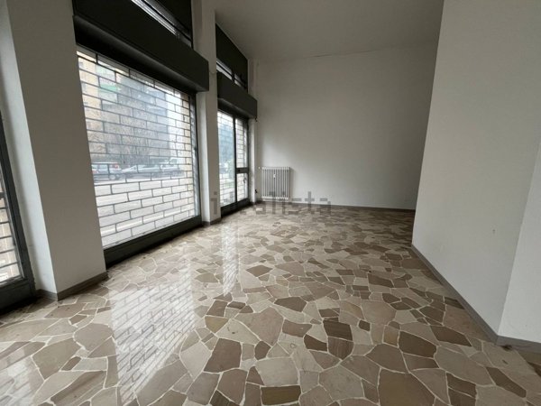 locale commerciale in vendita a Melegnano