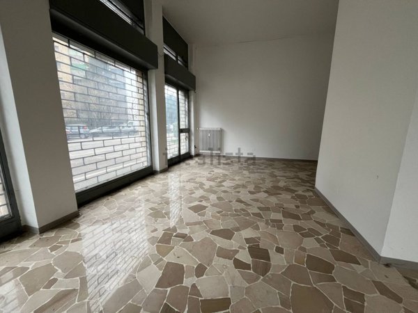 locale commerciale in vendita a Melegnano