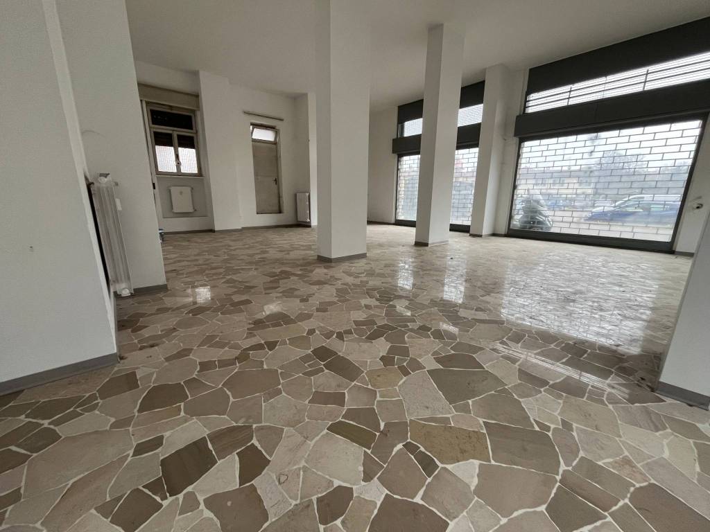 negozio in vendita a Melegnano